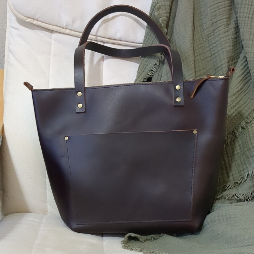 Portland Leather Medium Zipper Crossbody Tote in Grizzly